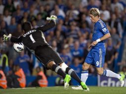 Fernando Torres (der.) dispara para anotar el tercer gol del Chelsea en el partido. AFP  /