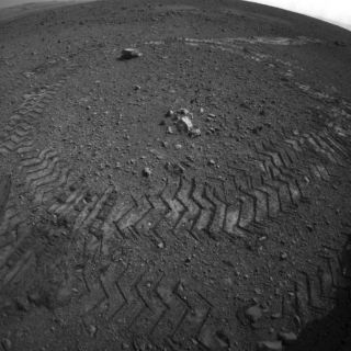 Curiosity realiza primer recorrido y deja sus ''huellas'' en Marte