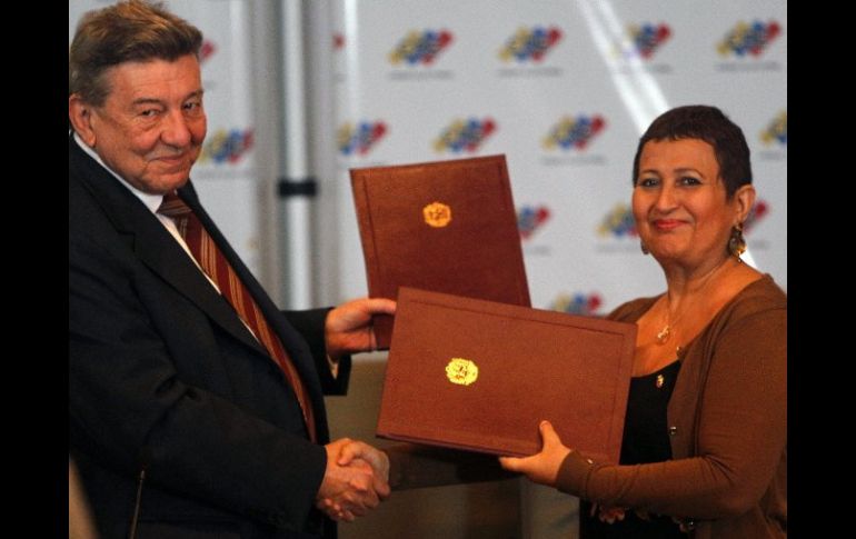 El canciller peruano, Rafael Roncagliolo (i), que firmó el acuerdo en nombre de la Unasur en Caracas. REUTERS  /