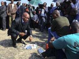 El presidente sudafricano Jacob Zuma (c) acudió el miércoles por la tarde al encuentro de los huelguistas de Marikana. EFE  /