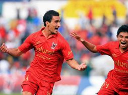 Emanuel Loeschbor (izq) anotó el gol de la victoria al minuto 92 del partido. MEXSPORT  /