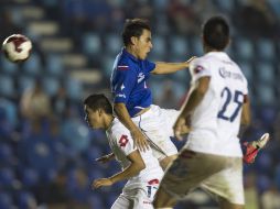 Omar Bravo (centro) reconoce que Cruz Azul debe mejorar en su desempeño. MEXSPORT  /