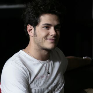 Alfonso Dosal llega a Guadalajara con ''Rojo''