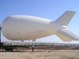 Fotografía proporcionada por la Patrulla Fronteriza de EU que muestra uno de los dirigibles que vigilan la frontera. AP  /