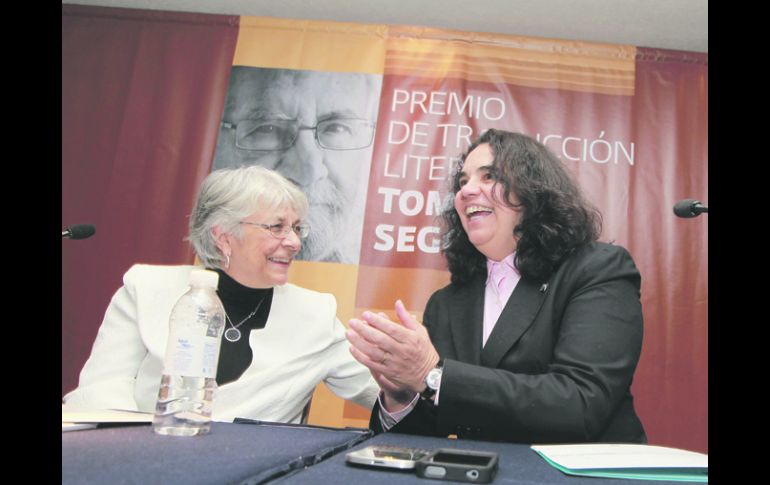 María Luisa Capella, viuda de Tomás Segovia y Consuelo Sáizar, presidenta del Conaculta, ayer en el anuncio que se hizo en Guadalajara.  /