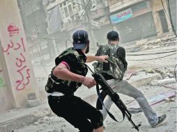 Los rebeldes sirios combaten contra las fuerzas oficiales en la ciudad de Alepo. AFP  /