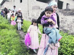 Menores acompañados de sus padres caminan rumbo a la casa habilitada como escuela provisional en Nueva Jerusalén. EL UNIVERSAL  /