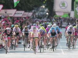 Apurados. John Degenkolb cruza la meta en Logroño, en un final de fotografía. AP  /