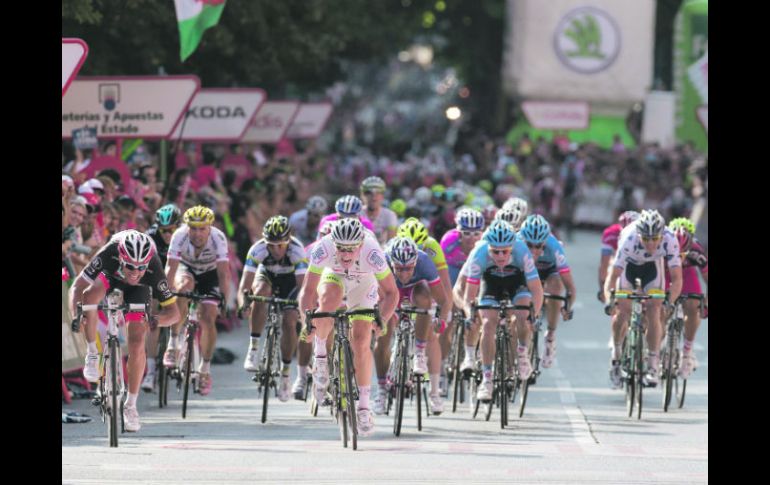 Apurados. John Degenkolb cruza la meta en Logroño, en un final de fotografía. AP  /