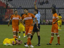 La expulsión del defensa central Juan de la Barrera, al minuto 25, fue fundamental en el partido. NOTIMEX  /