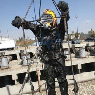 Mexicano bucea en aguas residuales para proteger drenaje de la capital