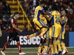 Los jugadores de Tigres (d) celebran uno de los goles contra Alajuelense en el partido de ayer. REUTERS  /