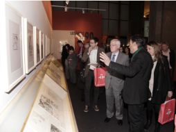 Max repasa las etapas de su carrera durante la visita guiada en la exposición en Madrid. ESPECIAL  /