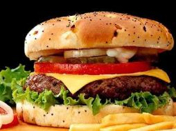 La cadena McDonald's anunció que dejó de adquirir carne de un rastro de California clausurado esta semana por crueldad animal. ARCHIVO  /