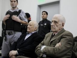 El dictador argentino, Reynaldo Bignone (d), y el ex general del Ejército Santiago Riveros (c) en Tribunales Federales. EFE  /