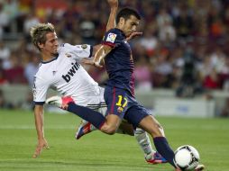 Acción del partido donde Pedro dispara sobre la marca de Coentrao para anotar el primer gol culé. EFE  /