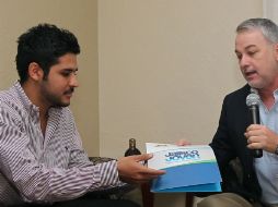 El gobernador del Estado (der) le entrega la beca al arquitecto Francisco Guerrero (iz).  /