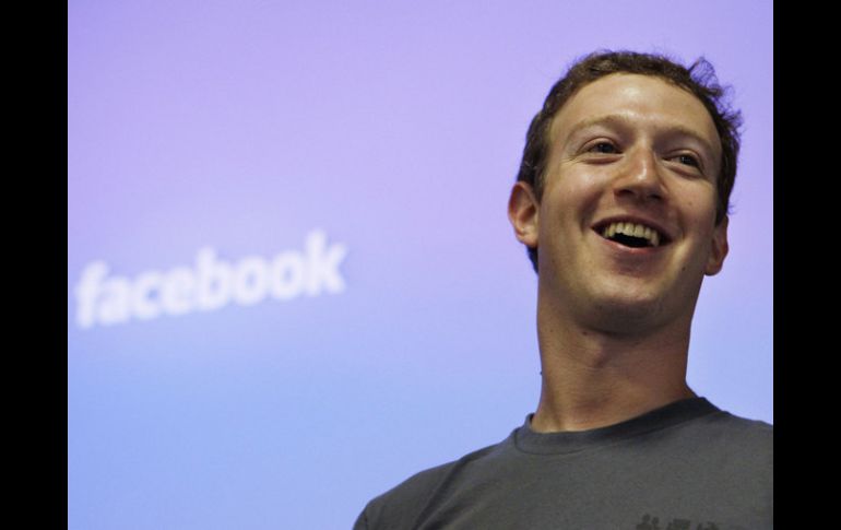 Facebook, propiedad de Mark Zuckerberg, tuvo un accidentado estreno en el mercado de valores en mayo pasado. ARCHIVO  /