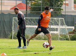 Héctor Mancilla practica disparos al arco durante la sesión de entrenamiento del Atlas.  /