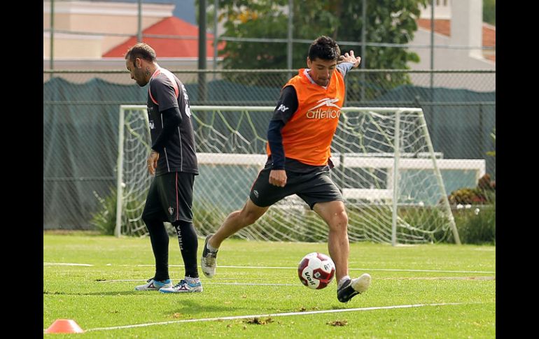 Héctor Mancilla practica disparos al arco durante la sesión de entrenamiento del Atlas.  /