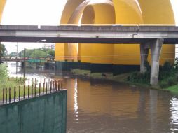 La Glorieta de Los Arcos del Milenio fue cerrada a la circulación, pues el nivel del agua subió a un metro de altura. @Trafico_ZMG  /