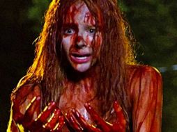 En la imagen se observa a Moretz interpretando a ''Carrie'' en la cual aparece bañada en sangre. ESPECIAL  /