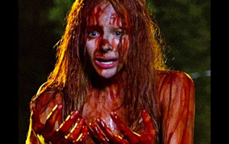 En la imagen se observa a Moretz interpretando a ''Carrie'' en la cual aparece bañada en sangre. ESPECIAL  /