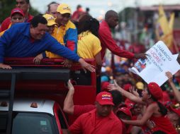 El mandatario venezolano, Hugo Chávez, durante su campaña hacia una segunda reelección en el oriental estado Sucre. EFE  /