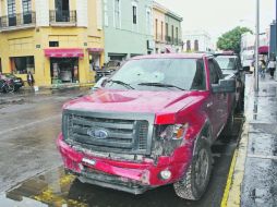 Esta camioneta, adaptada con blindaje y dispositivos para arrojar clavos, fue localizada cerca del sitio del enfrentamiento. ESPECIAL  /