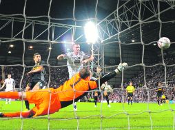 El italiano Fabio Borini (29), del Liverpool, provocó que el defensa del Hearts, Andy Webster, anotara en su propia portería. AFP  /