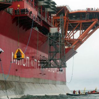 Activistas de Greenpeace ocupan plataforma petrolífera de Gazprom