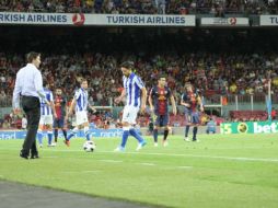 Jugadores de La Real y el Barcelona, durante el encuentro que tuvieron en el Camp Nou. ESPECIAL  /