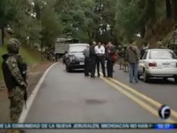 Imágenes del canal de noticias mostraron un convoy de militares que impedian el paso sobre la vía carretera. ESPECIAL  /