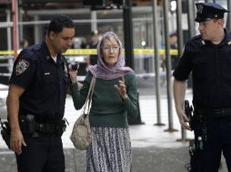 Una mujer comparte su testimonio a policías de la ciudad de Nueva York en la zona del tiroteo. REUTERS  /