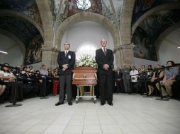 Durante la ceremonia de cuerpo presente del médico Sergio Arias Arias.  /