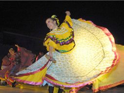 El Ballet Folclórico de la Universidad de Guadalajara dará una función en el Teatro Degollado de la capital tapatía. ARCHIVO  /