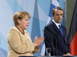 La canciller alemana, Angela Merkel (I), ofrece una rueda de prensa conjunta con el primer ministro griego, Andonis Samaras (D). EFE  /