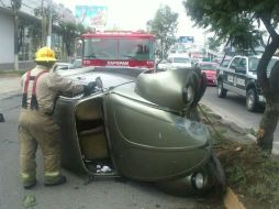 Ambos reporteros viajan a bordo de un ''bocho''.  /