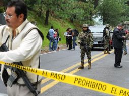Peritos en balística, criminología y fotografía inician las diligencias del tiroteo contra el vehículo diplomático. AFP  /