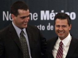 Enrique Peña Nieto con Jorge Emilio González, durante la reunión con diputados y senadores electos del PVEM. EL UNIVERSAL  /