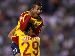 Joao Rojas festeja con un compañero de Morelia uno de sus dos goles en el partido. MEXSPORT  /