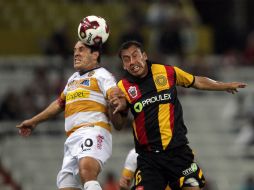 El jugador de los Leones Negros, Josué Castillejos disputa el balón con el atacante de Dorados, Cuauhtémoc Blanco.  /