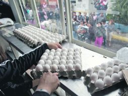 La muerte de casi 11 millones de aves por el impacto de la gripe aviar ha dejado un faltante diario de unas 20 mil cajas de huevo. AP  /