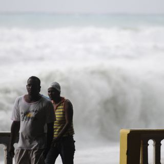 Tormenta ''Isaac'' deja fuertes lluvias en Dominicana y amenaza a la Florida