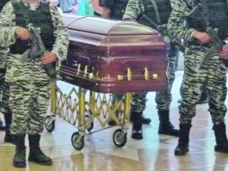 El velorio del jefe abatido de la Policía Municipal de Magdalena, Raúl Hinojosa Saad, se realizó en una funeraria, en Guadalajara.  /