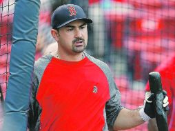 Dudas. Adrián González bateó en la práctica, pero fue removido del orden al bat. AFP  /