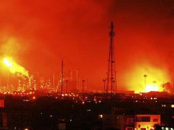Bomberos y agentes de la Guardia Nacional fueron desplegados en el área después de la explosión. AP  /