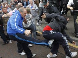 El enfentamiento se dio frente a la Iglesia de St. Patrick. AP  /