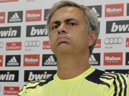 ''Mejor formar a los jugadores y no comprarlos'', señalo Mourinho en una rueda de prensa. EFE  /
