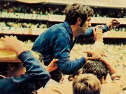 Félix Mieli fue cargado por sus compañeros de equipo, en el estadio Azteca de México, tras ganas el Mundial de 1970. AFP  /